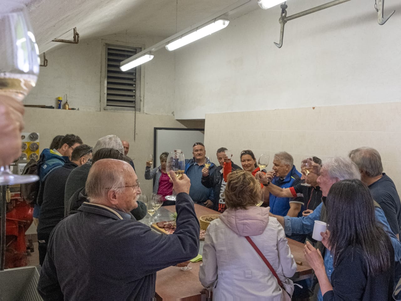 L'aperitivo nel locale macello della Casa Sociale